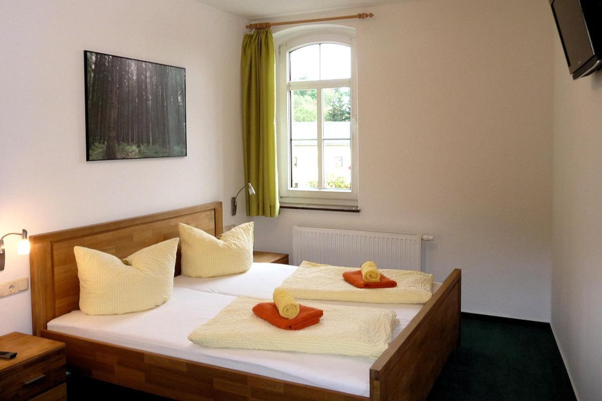 Pension Und Ferienwohnung Am Teich Schleiz Exterior photo